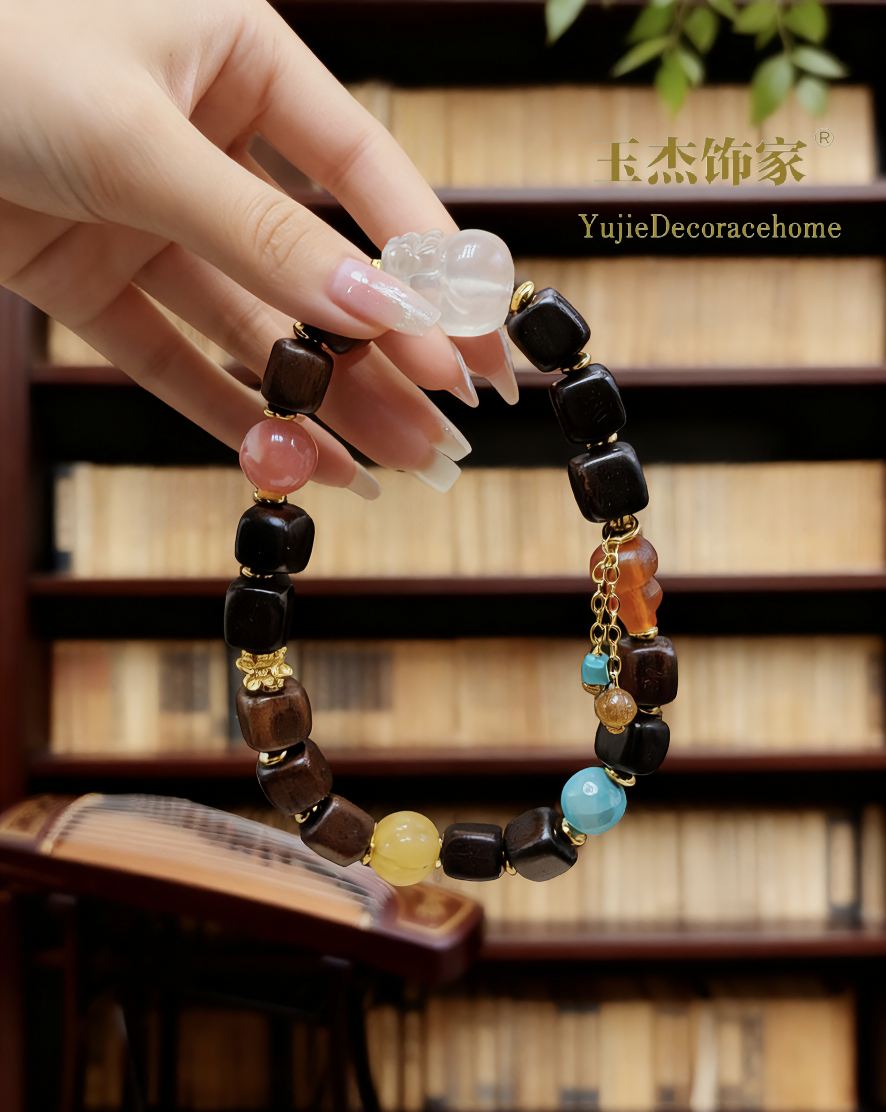 Crystal PI Xiu paired with sandalwood bracelet, multi-treasure collectible bracelet, casual and personalized bracelet accessory, trendy for both men and women Application Scenario