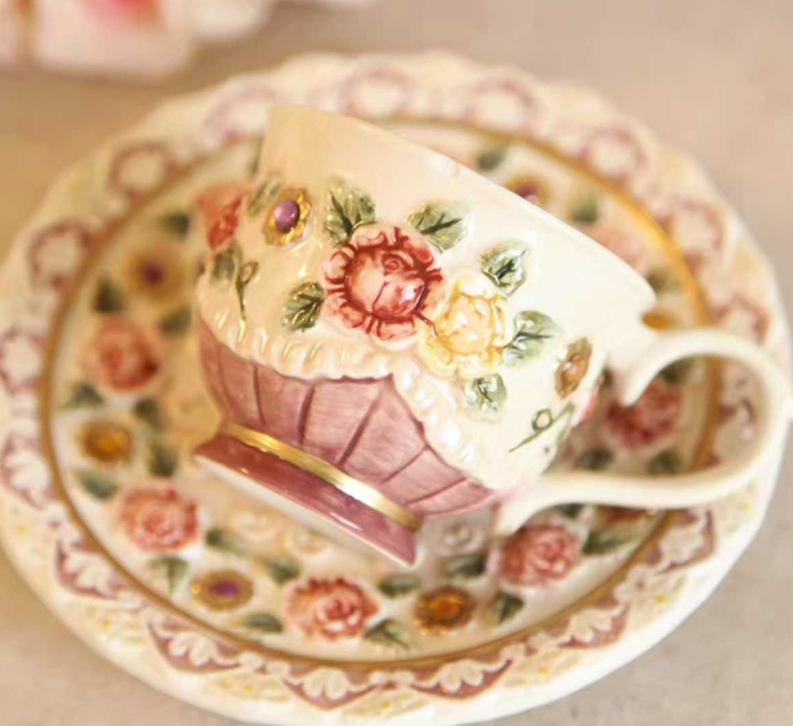 复古宫廷风茶具，精致花卉图案，优雅茶壶如裙摆，尽显浪漫与古典之美。细节图