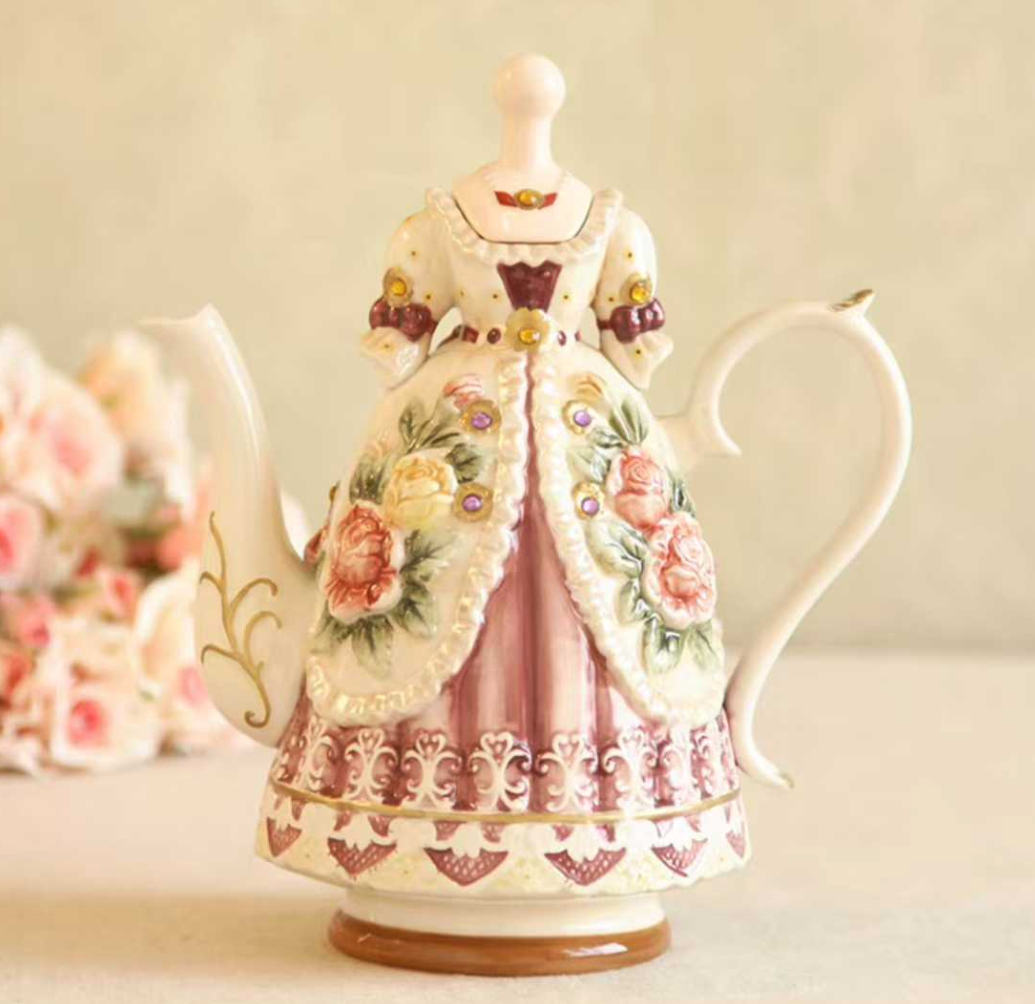 复古宫廷风茶具，精致花卉图案，优雅茶壶如裙摆，尽显浪漫与古典之美。产品图