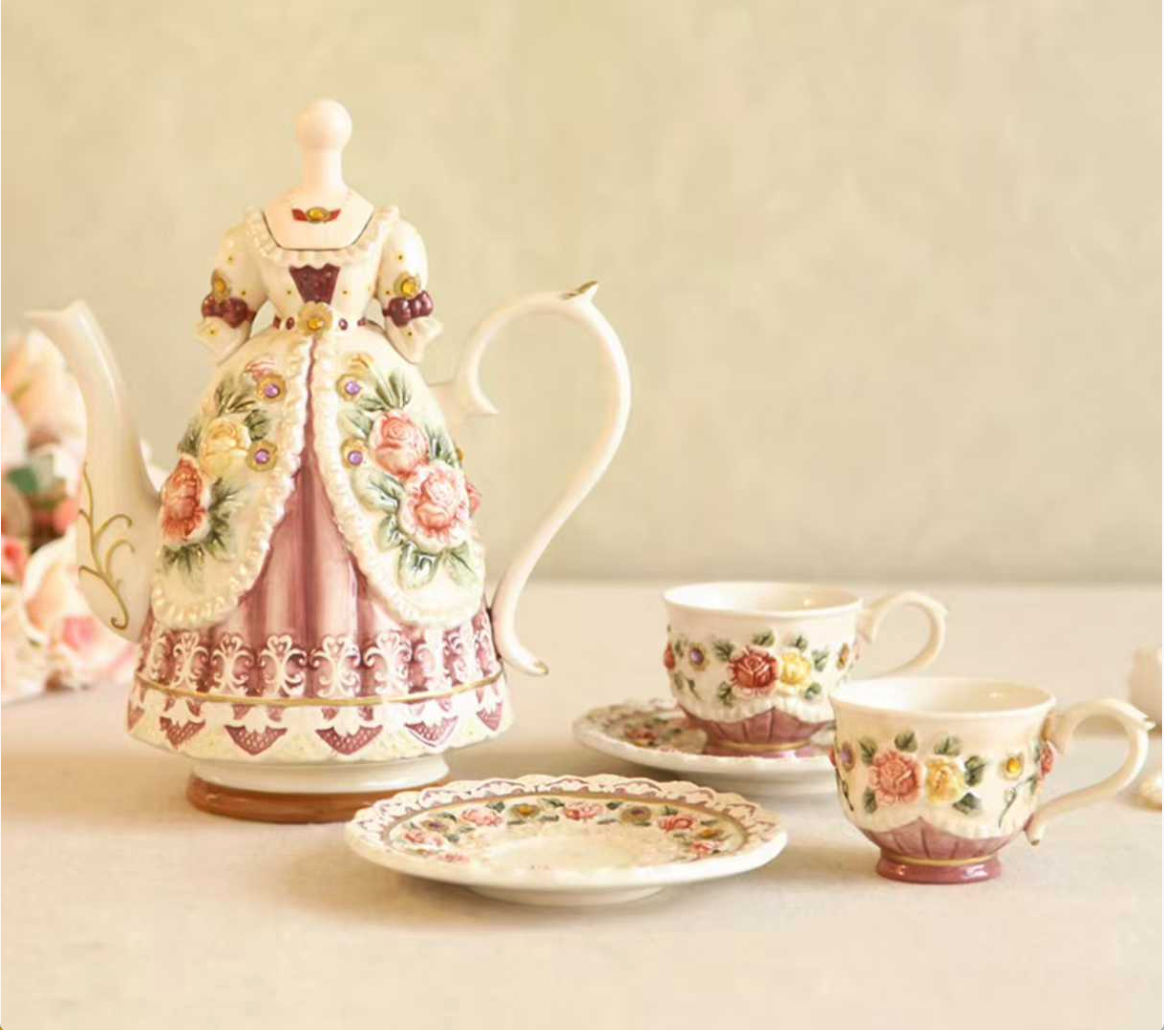 复古宫廷风茶具，精致花卉图案，优雅茶壶如裙摆，尽显浪漫与古典之美。