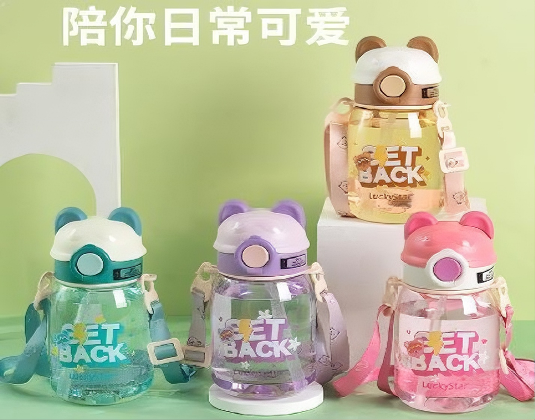 萌熊耳儿童吸管杯 带背带手柄 防漏防呛便携水杯 多色透明 ins 风 趣味字母图案 耐摔材质 宝宝上学外出喝水可爱好物详情2
