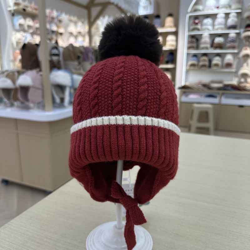 The children's woolen ear protectors with ball knitted caps are suitable for children aged 2 to 3 full figure