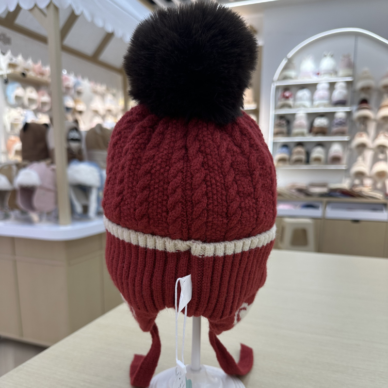 The children's woolen ear protectors with ball knitted caps are suitable for children aged 2 to 3 Application Scenario