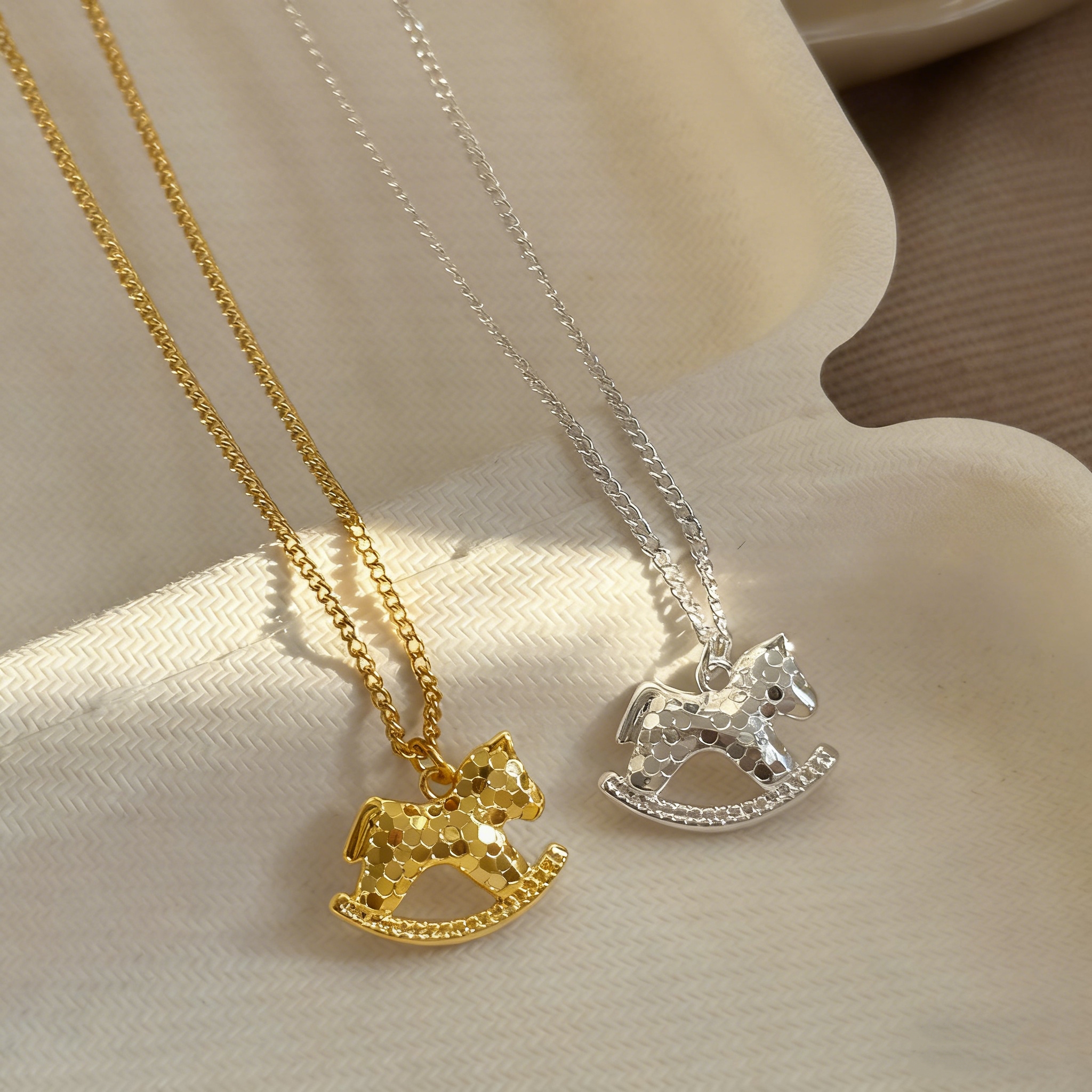 Dragon scale ripple small rocking horse metal necklace collarbone chain, simple, small, exquisite and high-end necklace, niche light luxury style necklace Application Scenario