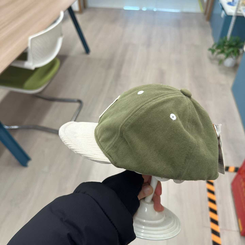 A green autumn soft-brim baseball cap suitable for children aged 2 to 4 details Picture