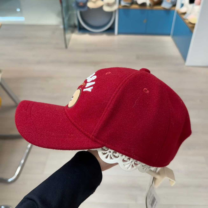 A red autumn baseball cap suitable for children aged 5 to 15 details Picture