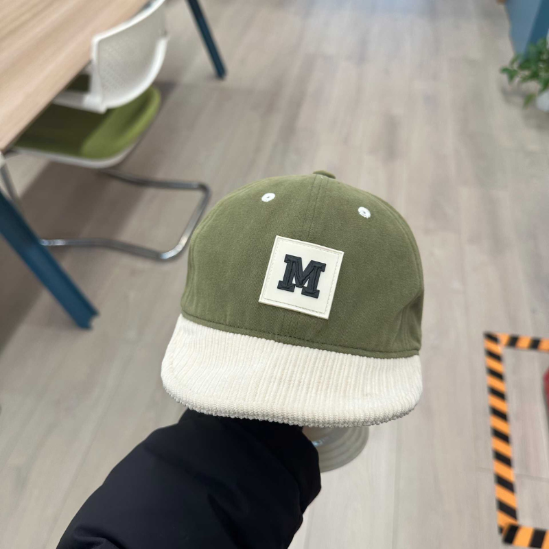 A green autumn soft-brim baseball cap suitable for children aged 2 to 4 full figure