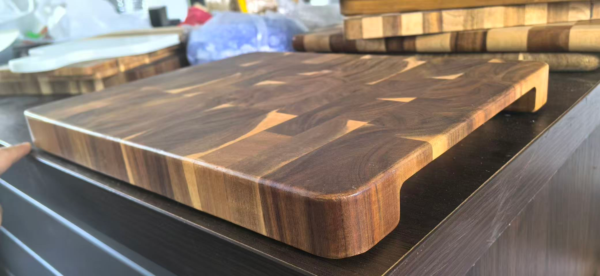 Bamboo and wood cutting board, a popular multi-functional kitchen cutting board, is an environmentally friendly and durable household cutting board