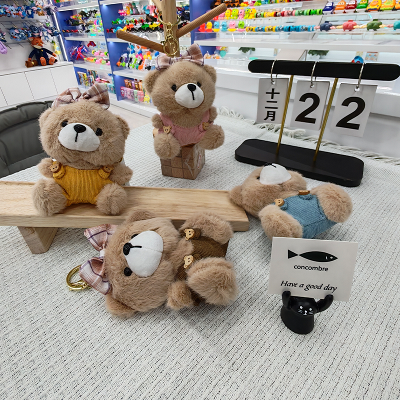 网红可爱萌背带裤小熊挂件毛绒玩具公仔包包挂饰钥匙扣布公仔钥匙坠车载书包挂饰礼物卡通变身钥匙扣变装公仔挂件毛绒玩具可爱批发