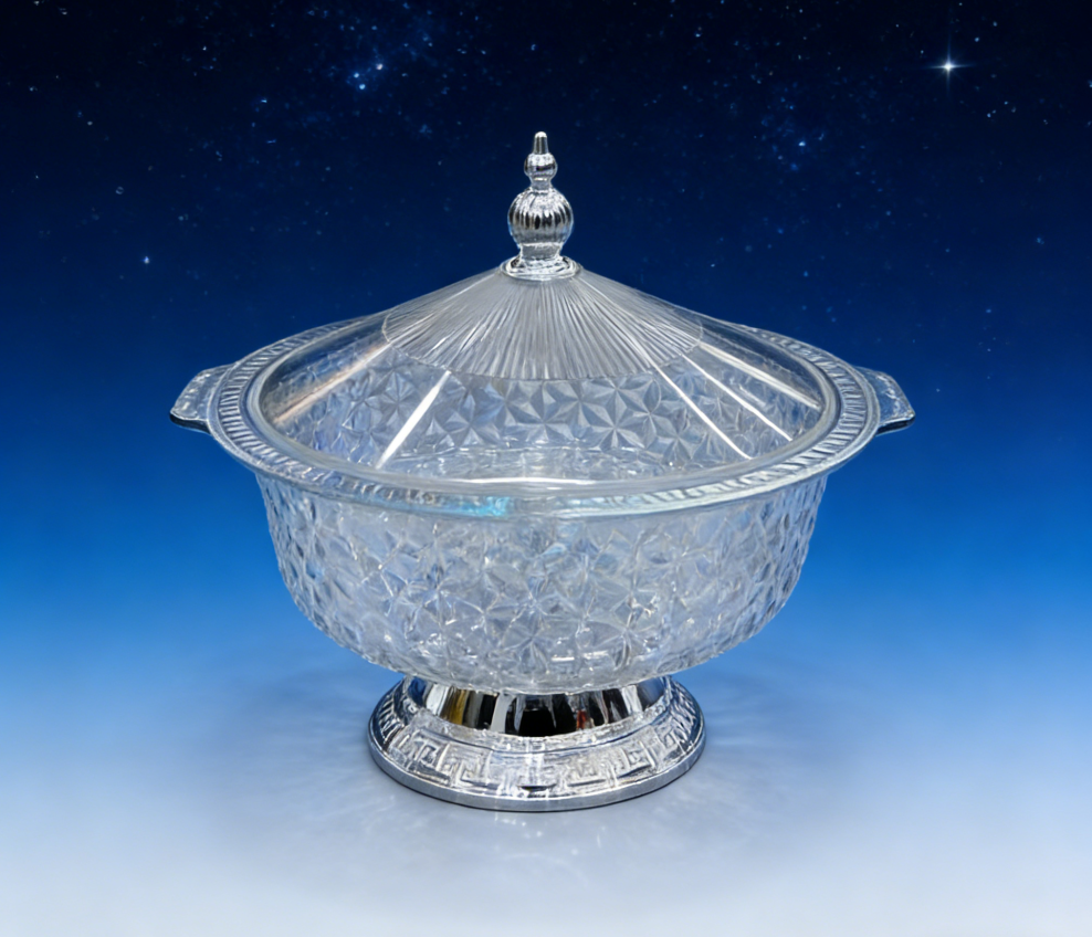 The new covered fruit plate is a special snack storage box for home living rooms. It is made of plastic PET with thickened dust-proof plates and features a silver high foot design, which is elegant and grand Specification image