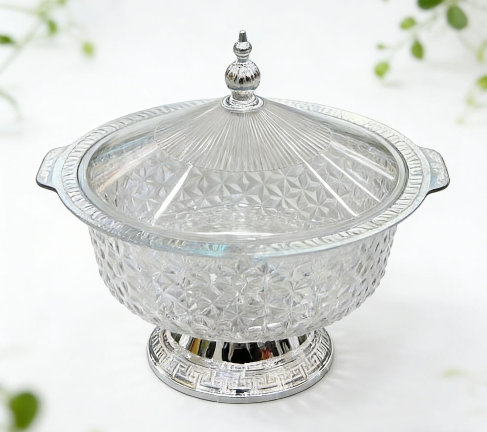 The new covered fruit plate is a special snack storage box for home living rooms. It is made of plastic PET with thickened dust-proof plates and features a silver high foot design, which is elegant and grand Item Picture