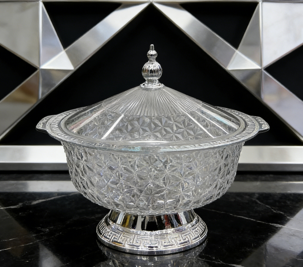 The new covered fruit plate is a special snack storage box for home living rooms. It is made of plastic PET with thickened dust-proof plates and features a silver high foot design, which is elegant and grand Application Scenario