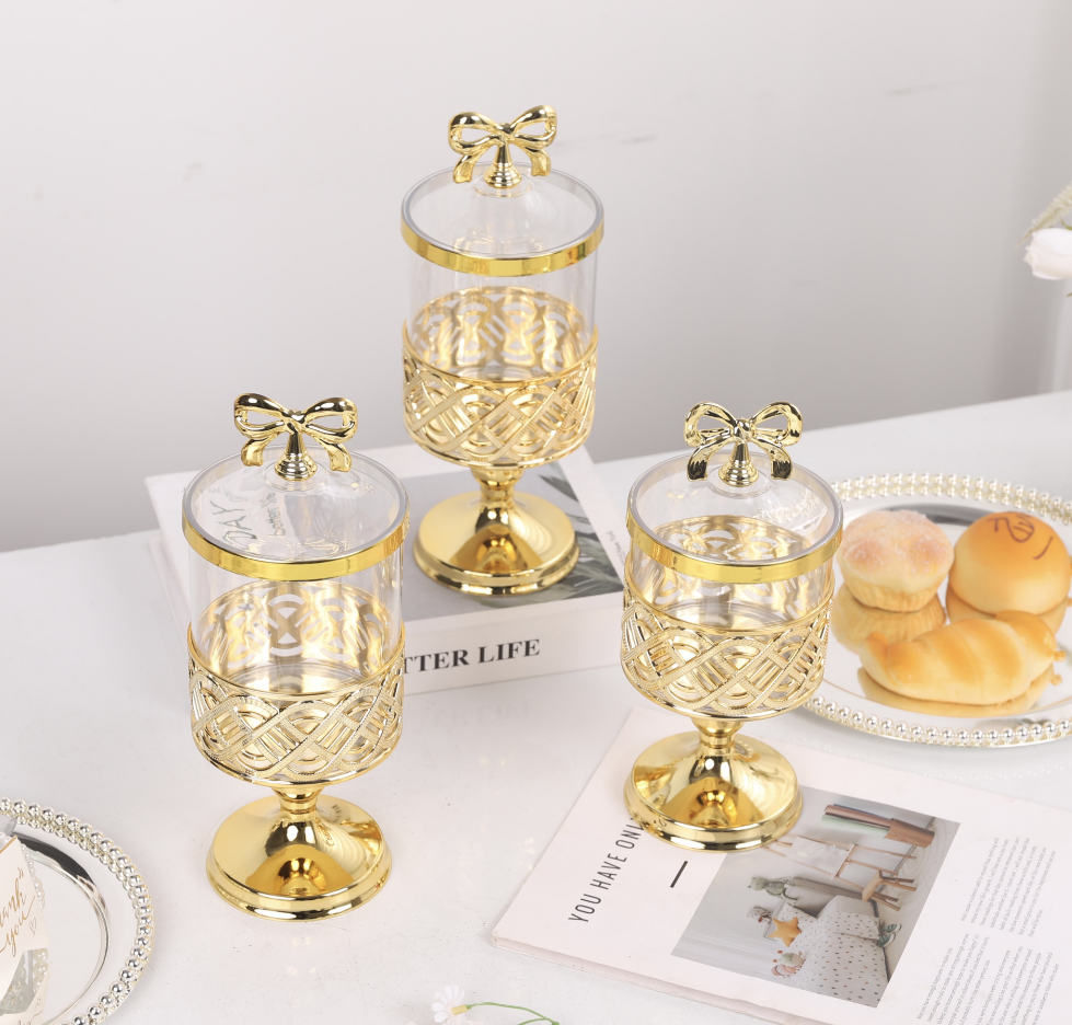Wholesale of European-style transparent gold-plated candy jars with LIDS, golden carved light luxury living room ornaments, high-legged storage jars and fruit boxes