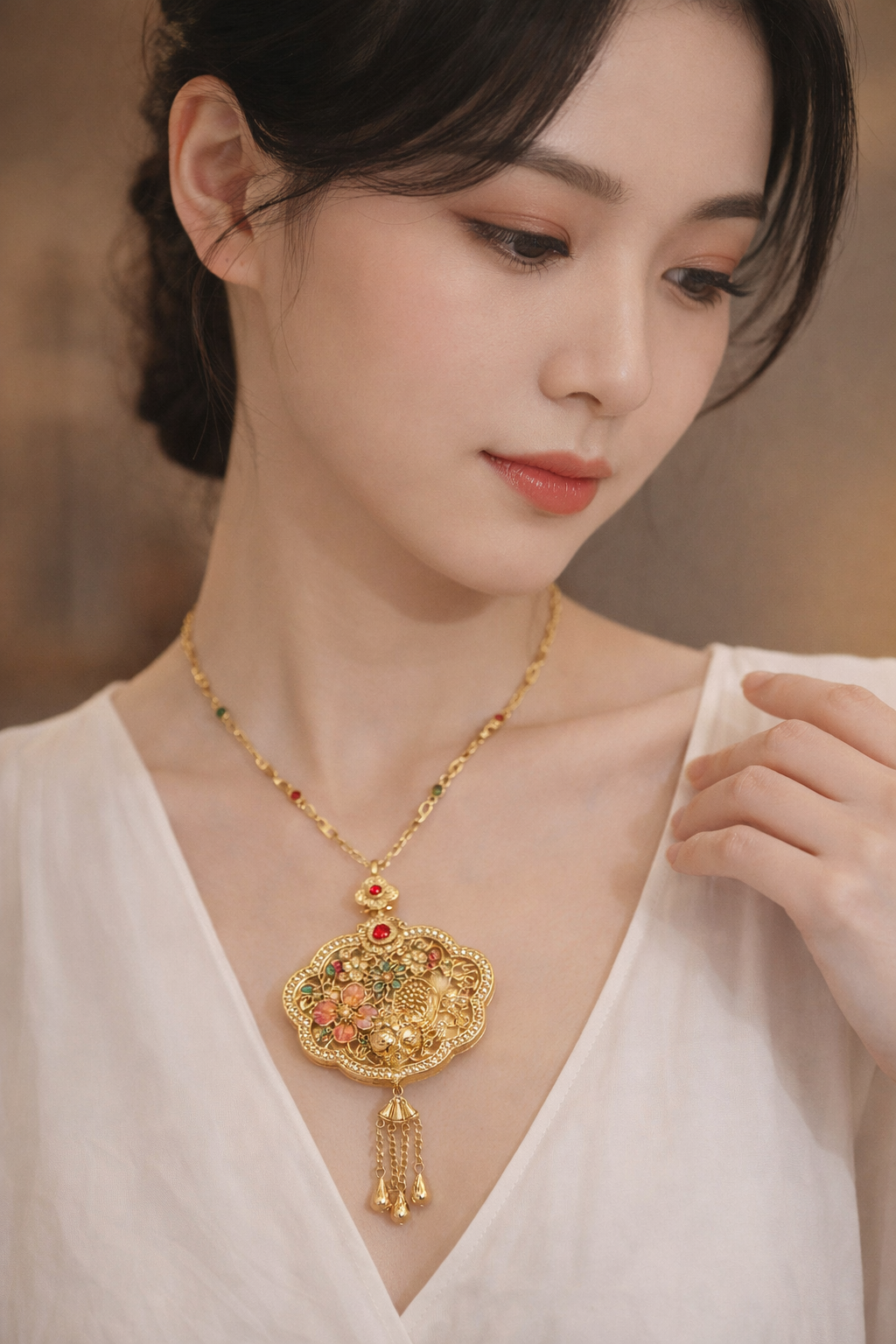 Golden hollowed-out window display phoenix flower pendant necklace, pearl lanyard, short elegant jewelry for women, classic style Item Picture