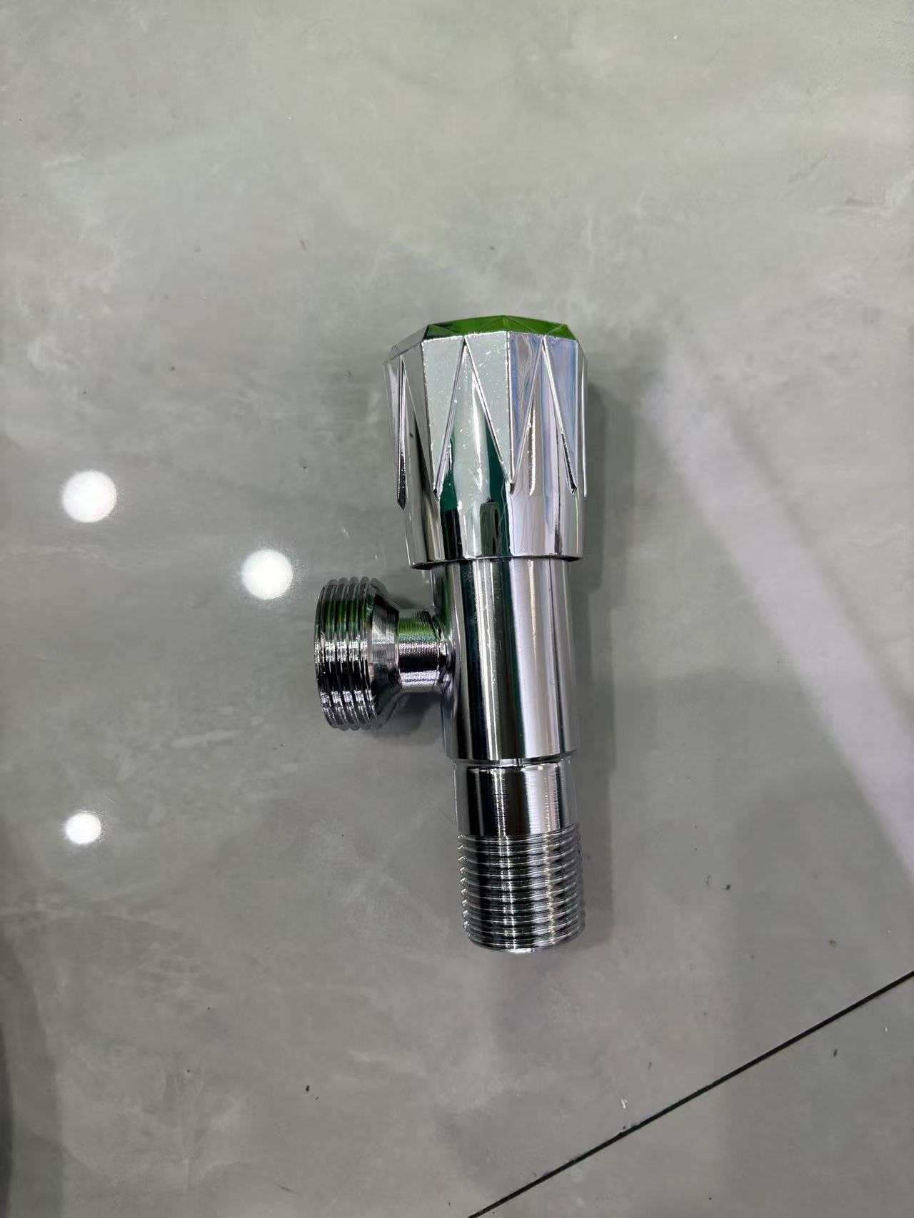 مثلثات ذات صمامات من الصلب غير القابل للصدأ، مراحيض بمسخانات المياه في المطابخ، مياه دافئة وسخنة