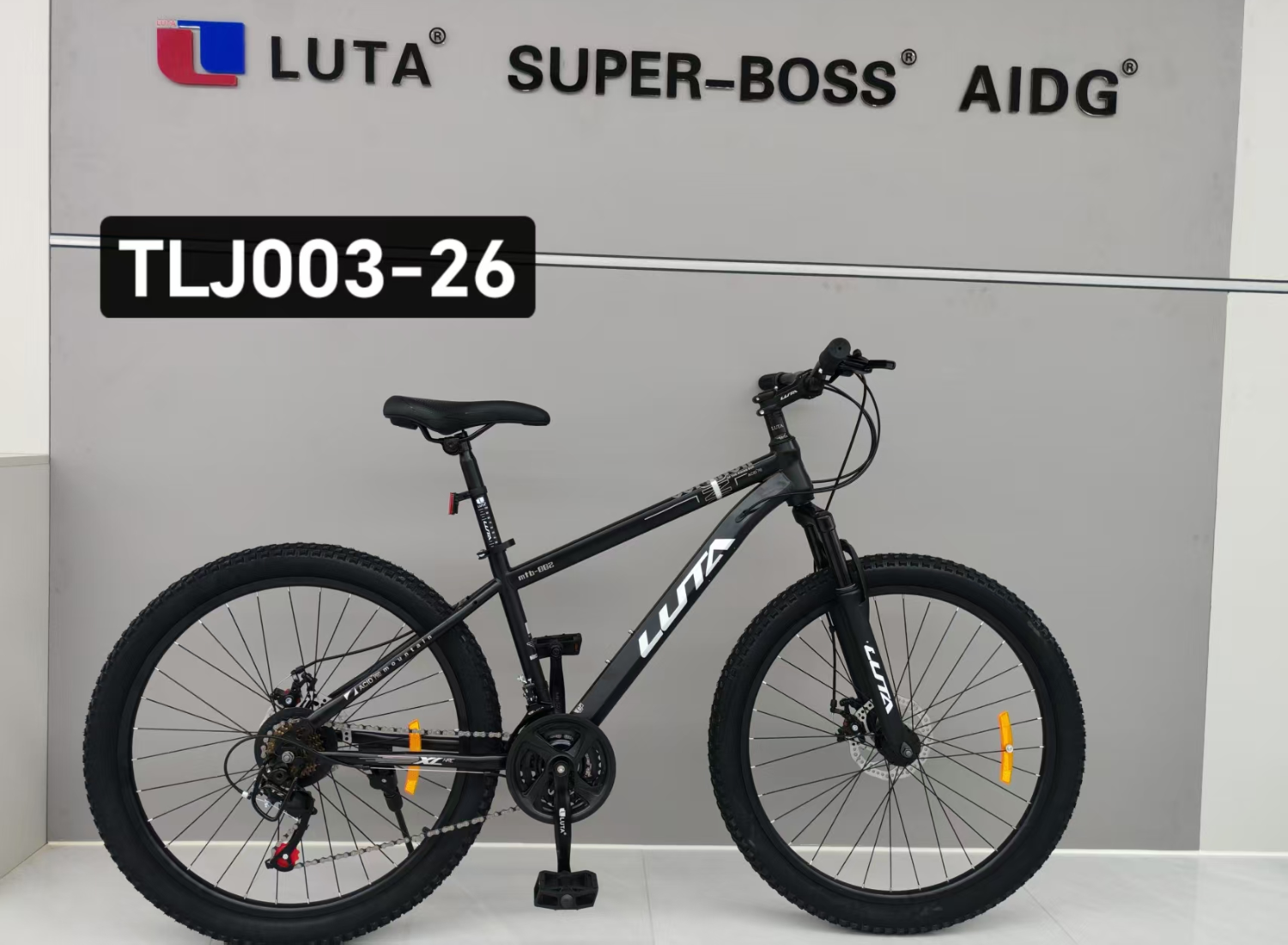 LUTA presenta la nueva bicicleta de montaña TLJ003-26, con un diseño cian fresco, equipado con freno de disco y horca frontal antichoque para un paseo más rápido. Specification image
