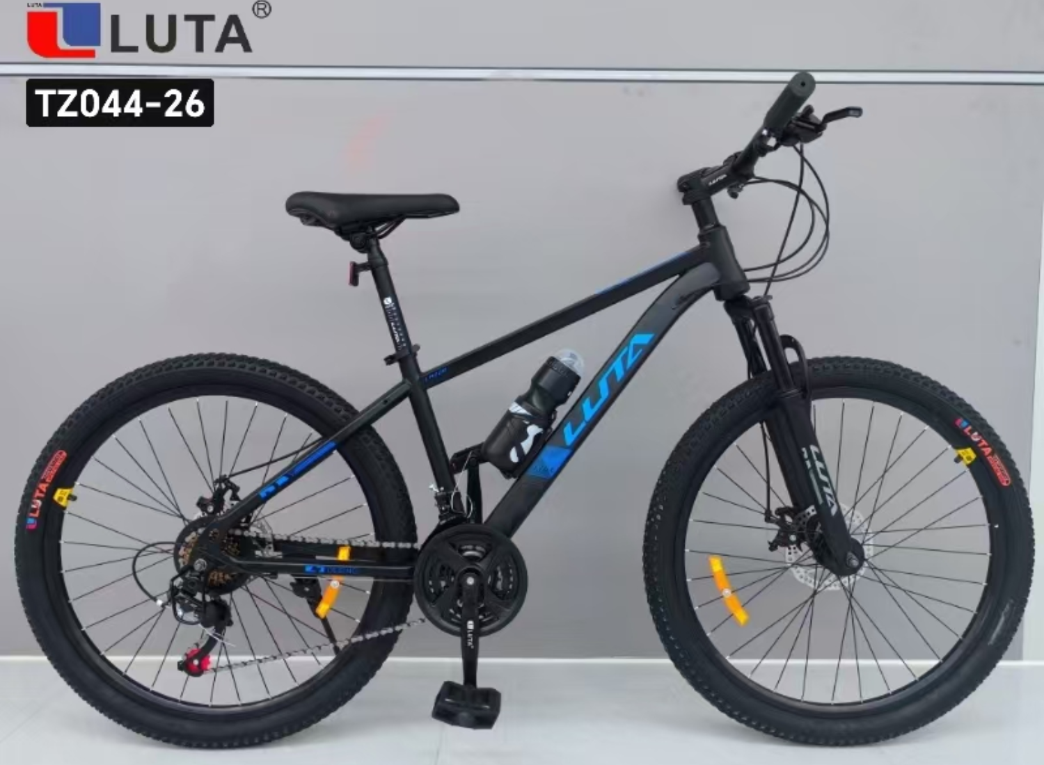 LUTA TZ044-26 mountain bike, with a dazzling blue color scheme, equipped with disc brakes and shock-absorbing front forks, is suitable for outdoor cycling enthusiasts Application Scenario