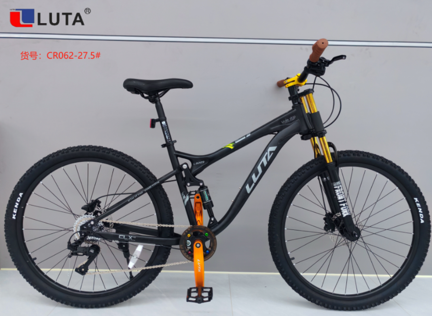 مركبة Luta Rota Hillan CR062-27.5#، ذات جسم أسود مع تفاصيل برتقالية، مزوَّدة بشوكة أمامية لتفادي الانفجارات وإطارات كندا، رياح رياضية