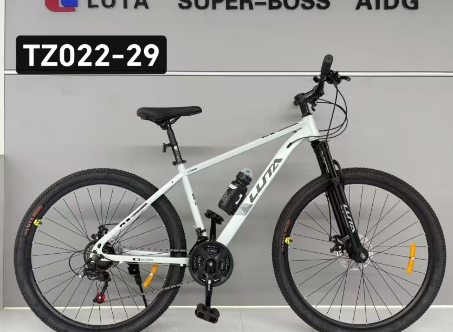 مركبة Luta TZ022-29 تظهر في الهواء الطلق، وتمزج بجسدها الأبيض بالتفاصيل السوداء، وحس الموضة، ومحبي ركوب الدراجات في الهواء الطلق.