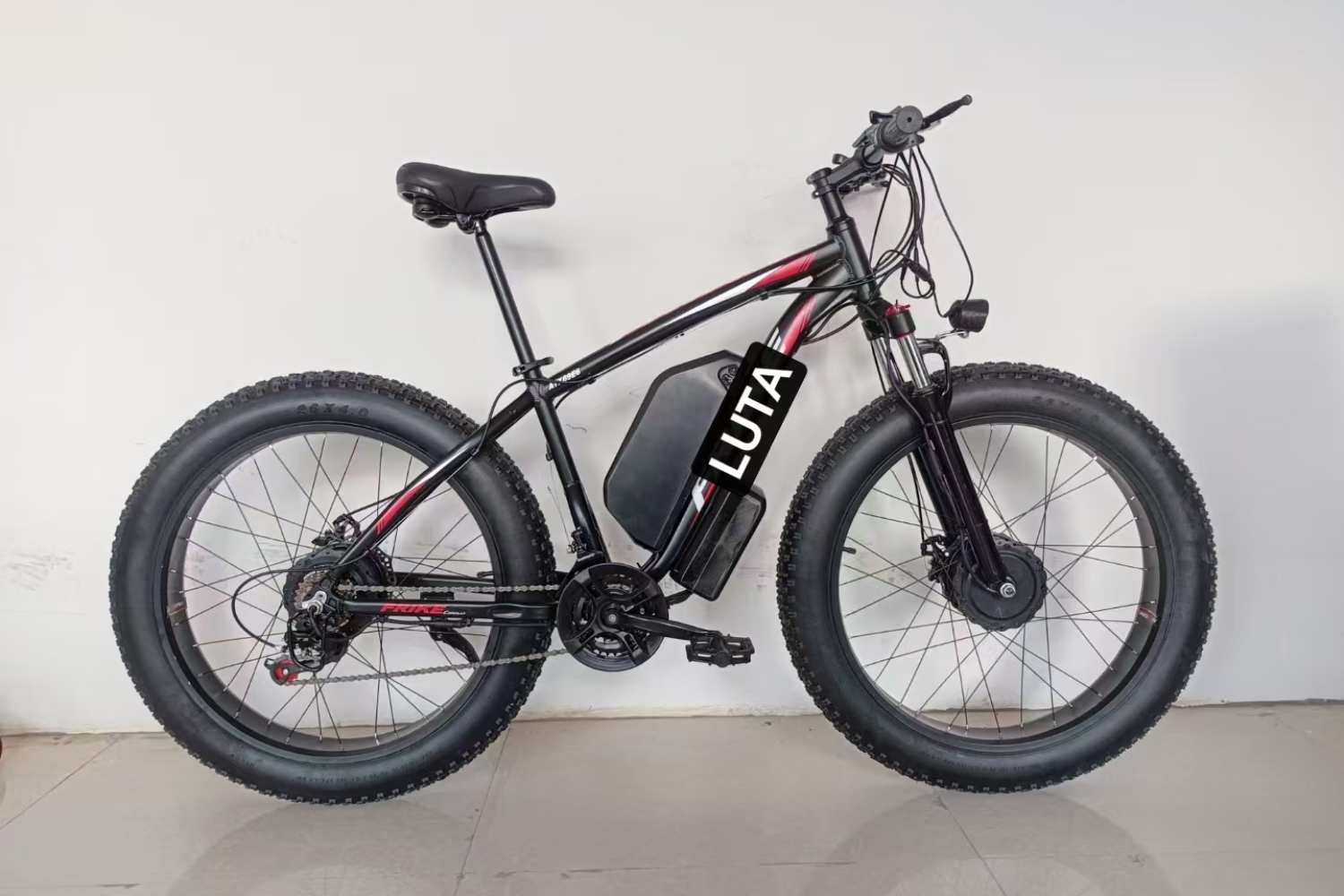 LUTALTOY-06电动山地车，宽胎设计，适合越野骑行，时尚黑红配色，科技感十足。