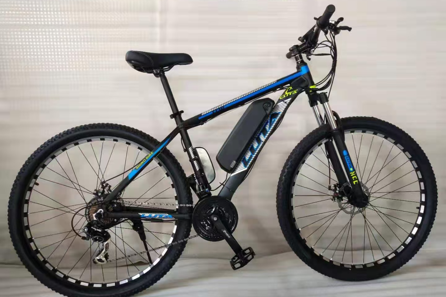 LTOY-08时尚电动山地车，蓝黑配色，配备电池与碟刹，适合城市通勤与户外骑行。