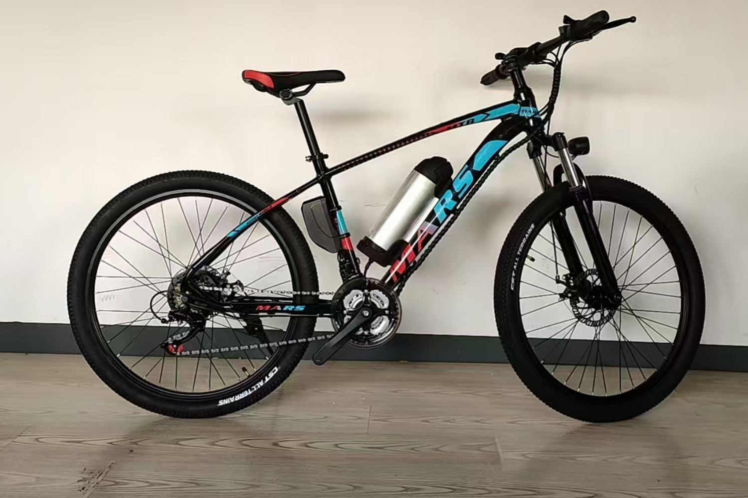 LTOY-09炫酷山地车MARS亮相，黑蓝红配色吸睛，配备碟刹与水壶架，室内展示尽显时尚与性能。