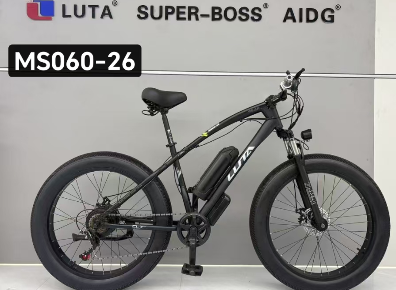 LUTA MS060-26电动自行车，时尚黑配色，宽胎设计，适合城市通勤与轻度越野。