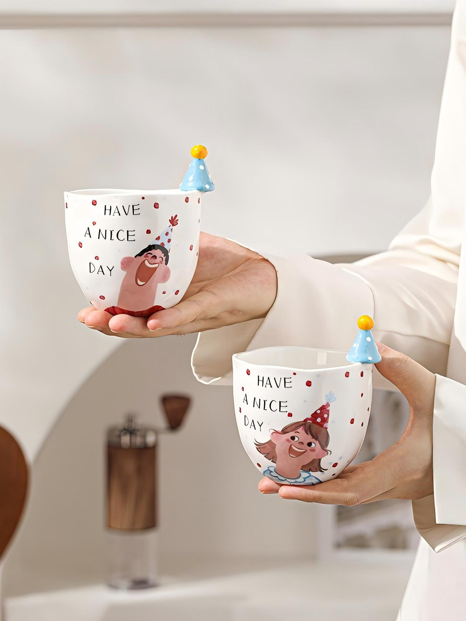 萌趣杯子配笑脸，生日帽点缀，温馨祝福“Have a Nice Day”，传递快乐心情。