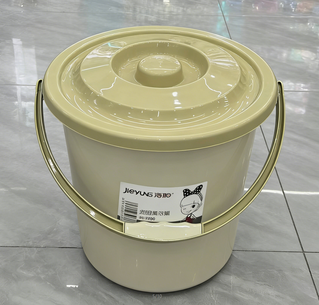 Portable plastic buckets, multi-purpose water buckets, picnic water buckets, plastic buckets in various sizes to choose from, covered water buckets, drinking water buckets wholesale details Picture