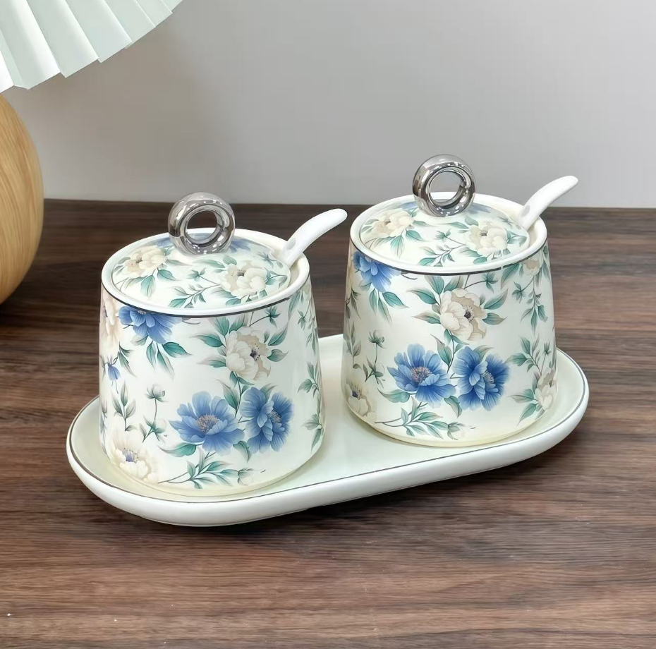 蓝色牡丹花，精致花卉陶瓷调味罐，优雅设计点亮厨房美学。