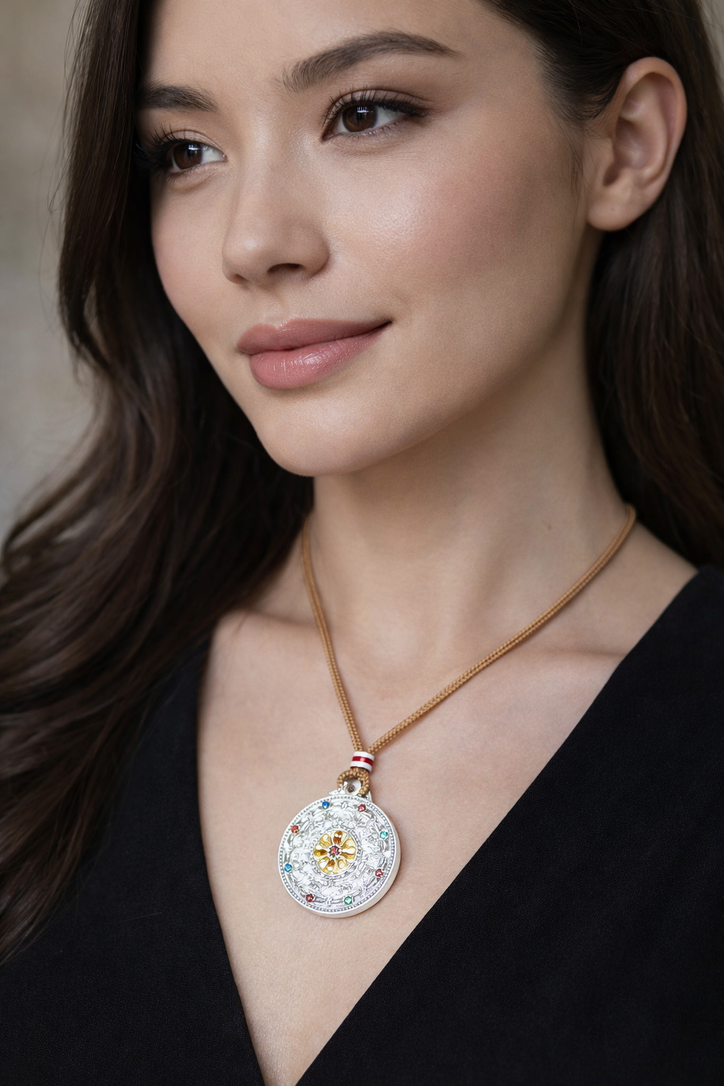 Electric white inlaid chain, hand-painted color-separated hollowed-out compass, silver pendant necklace, simple and versatile for women, a perfect gift details Picture