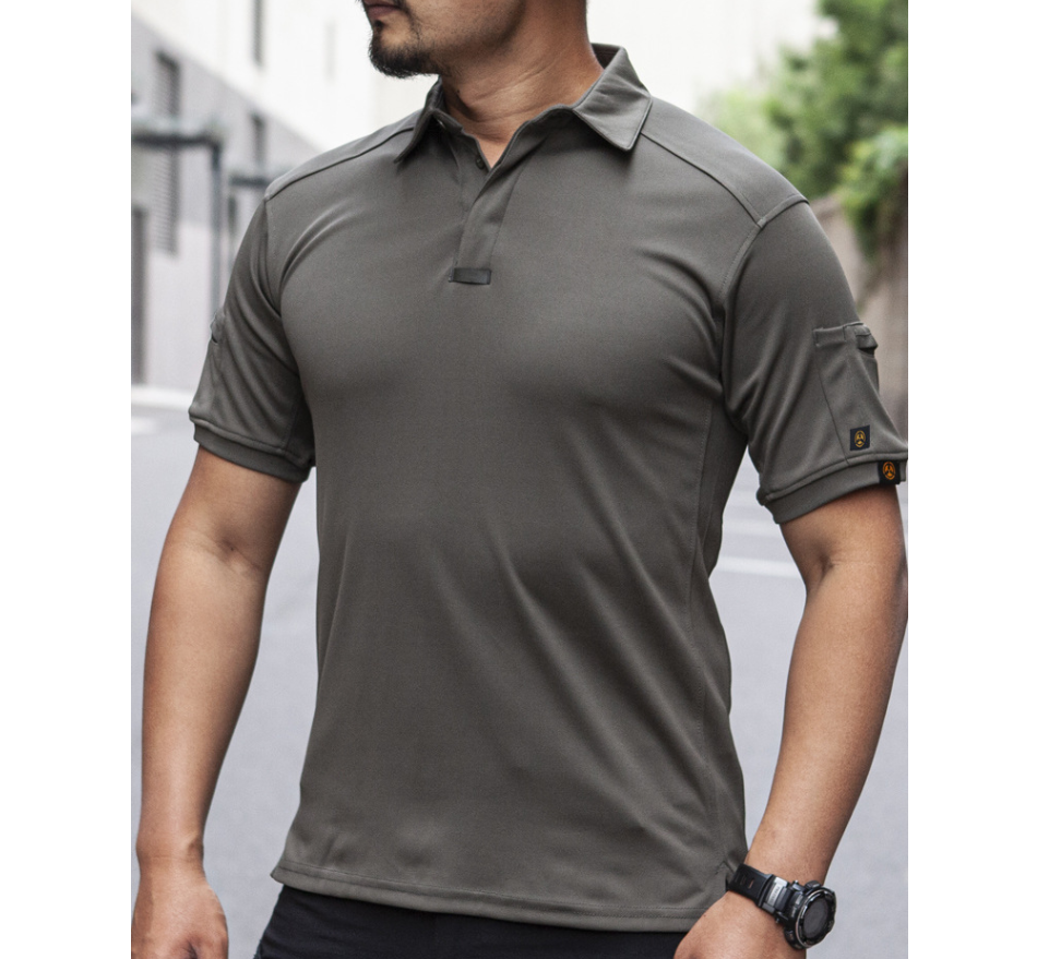 تمارين الصيف الجافة في الهواء الطلق، كان رجل يرتدي قميصا نصف قميص بول Specification image