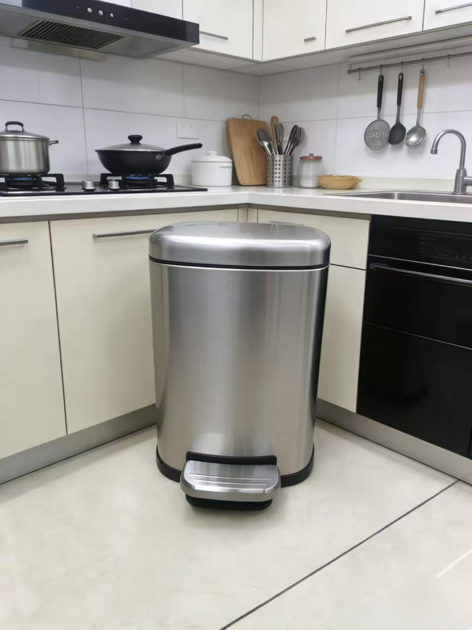 垃圾桶实物图