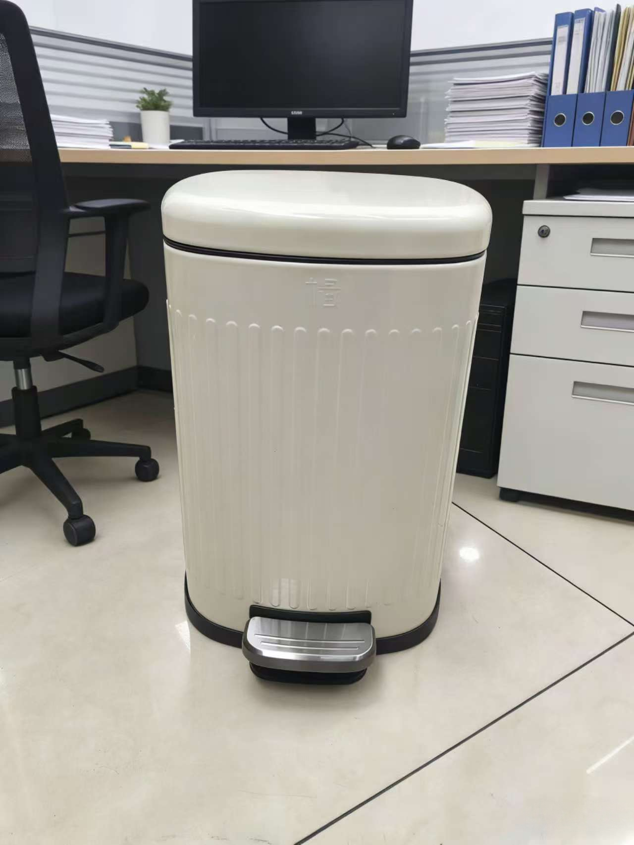 垃圾桶/摇盖式垃圾桶40L/不锈钢垃圾筒/大型垃圾桶/不弯腰垃圾桶白底实物图