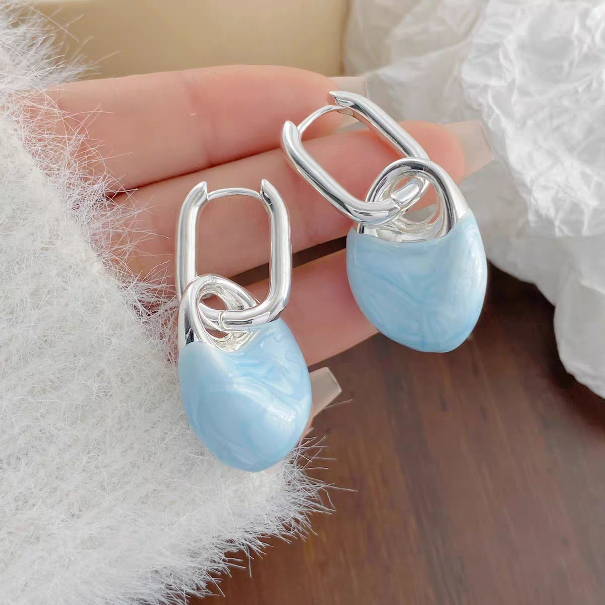 Super fairy primavera verano arena movedizo fránza esmalte de forma especial hebilla rosa azul goteo esmalte orejeras para mujeres pequeño fresco anillo aretes dulce alto grado sentido aretes de color de lujo zoe Specification image