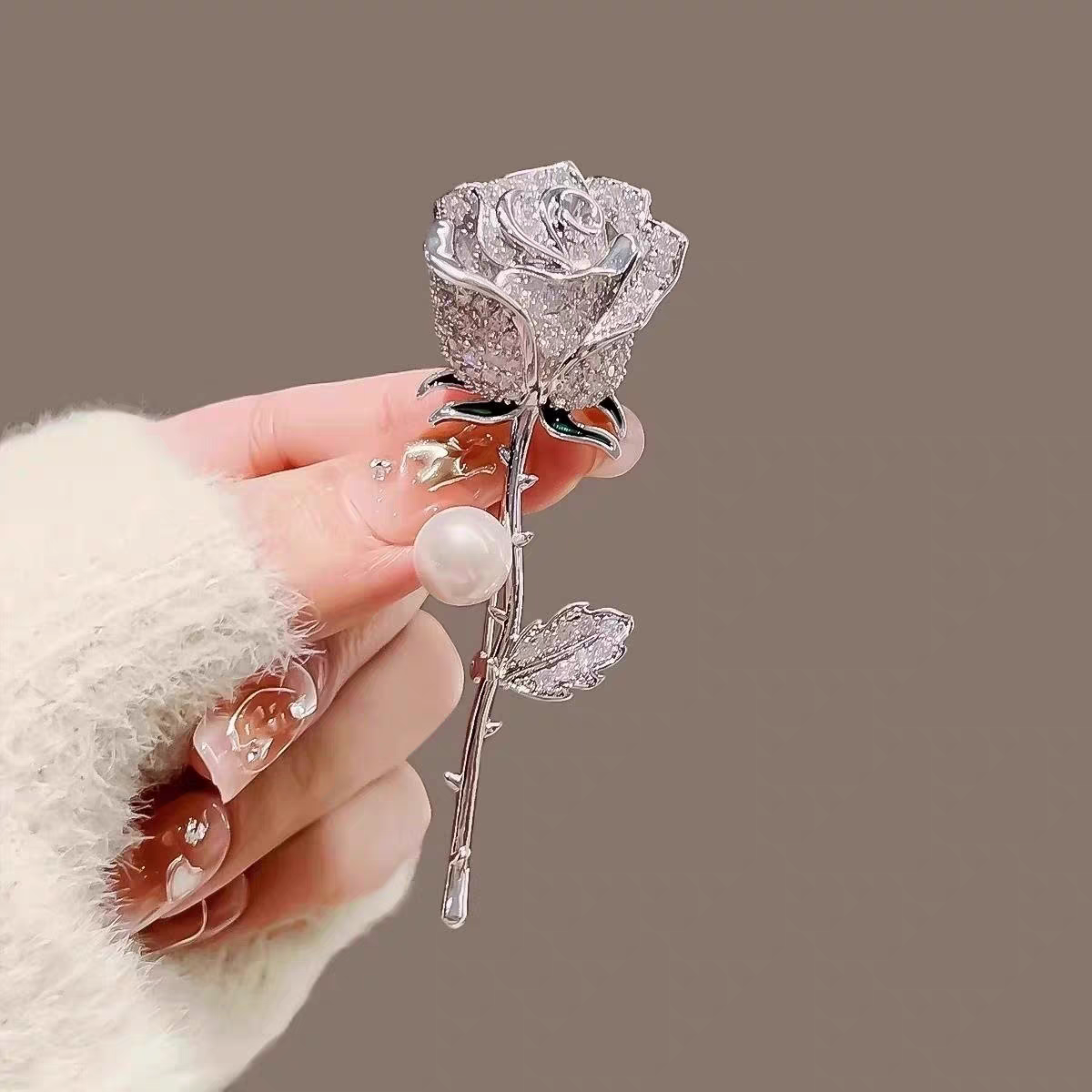 Brooches, brooches, pins, cartoon cuties, coats, sweaters, suits, evening gowns, decorative gifts, presents Item Picture