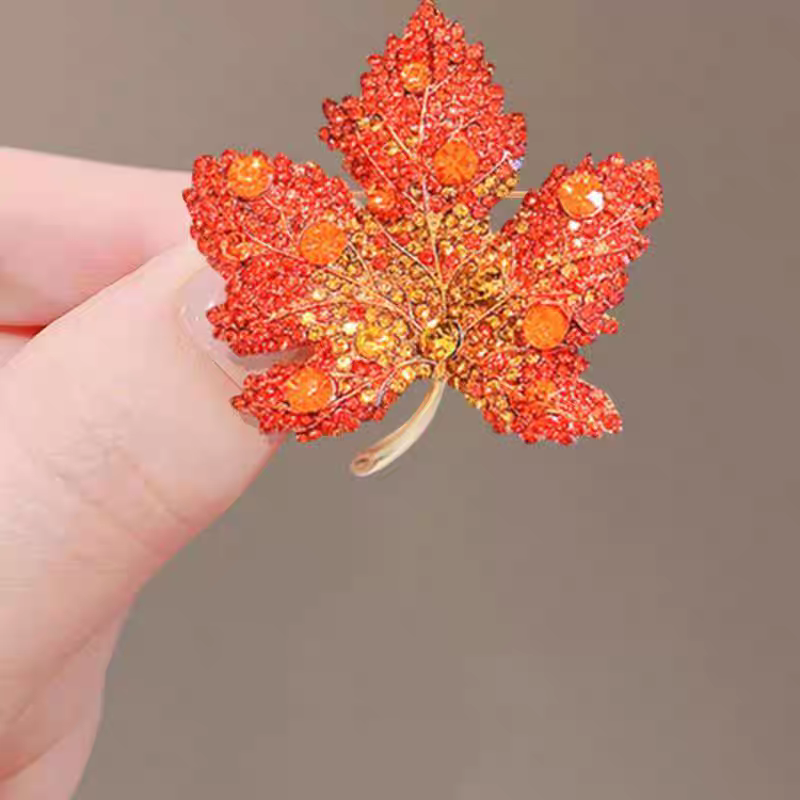 Maple Leaf brooches, cartoon cuteness, best-selling coats, sweaters, cross-border trade, suits and gifts details Picture