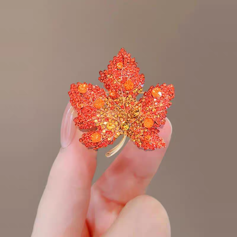 Maple Leaf brooches, cartoon cuteness, best-selling coats, sweaters, cross-border trade, suits and gifts detail image 5