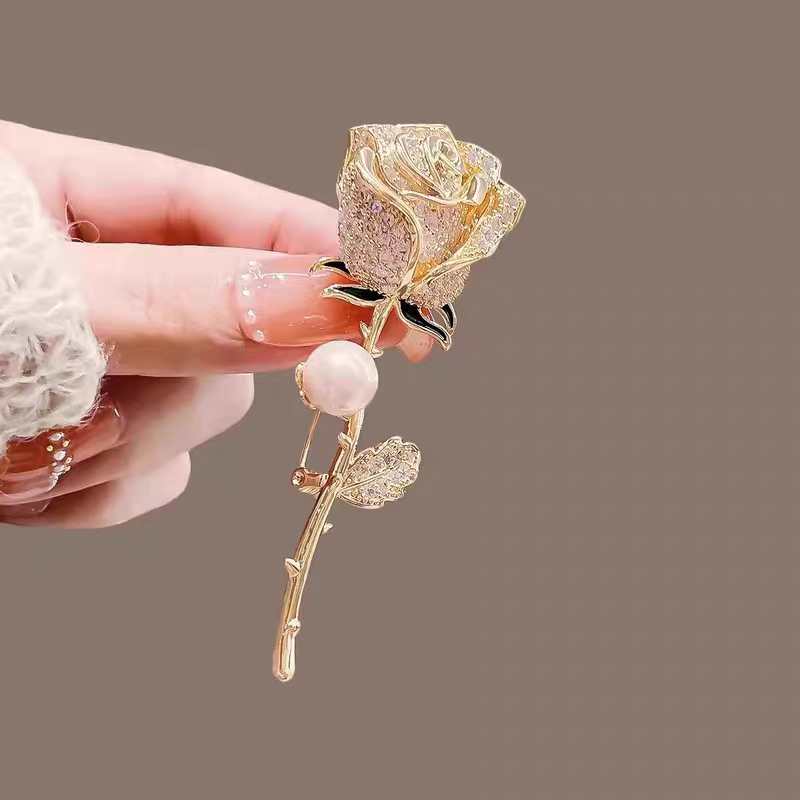 Brooches, brooches, pins, cartoon cuties, coats, sweaters, suits, evening gowns, decorative gifts, presents details Picture