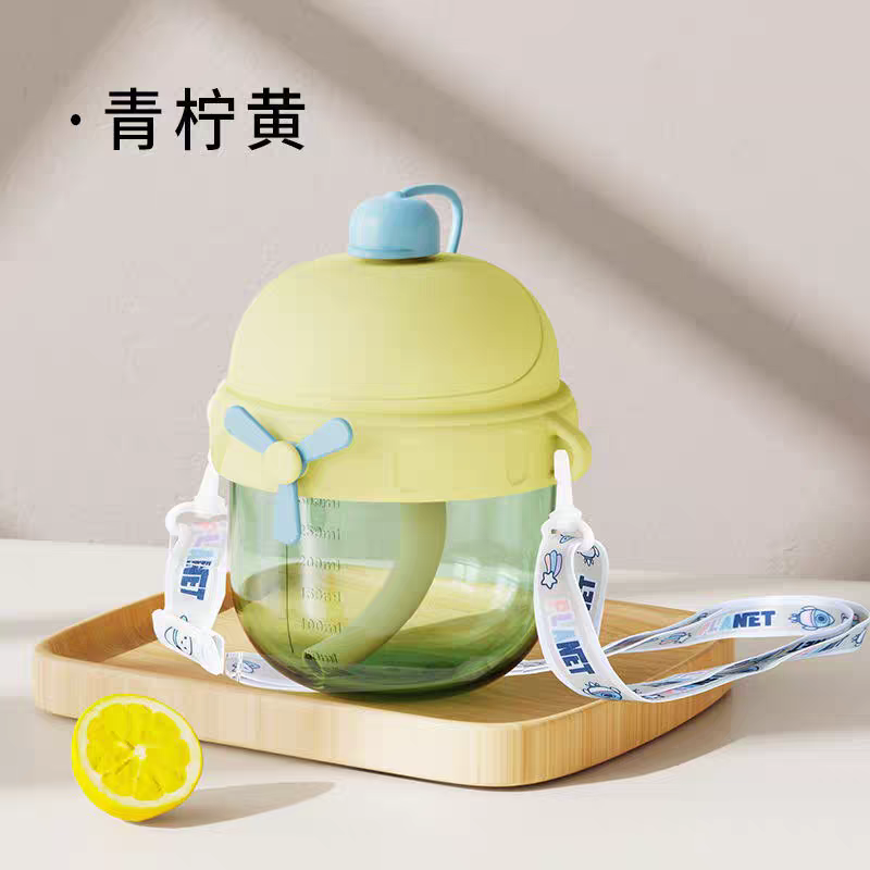 Children's and toddler baby products, feeding baby water cups, water bottles, straw cups, gentle, safe, easy to clean, fun little airplane with lid, 300ml with scale, learning to drink cup Specification image