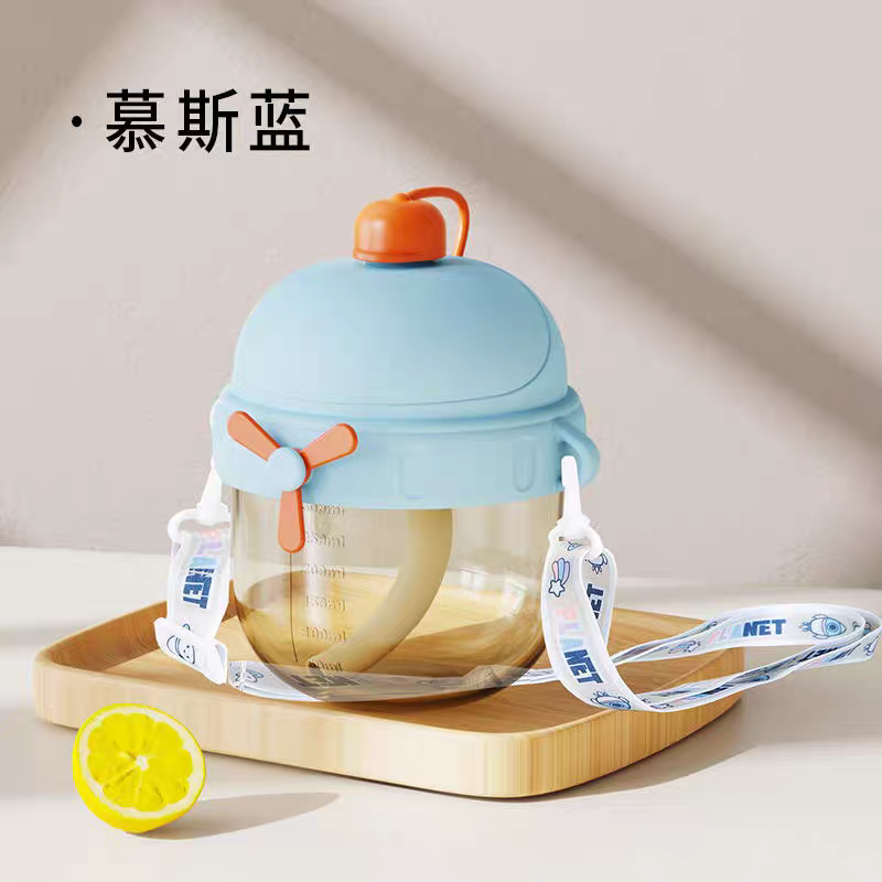 Children's and toddler baby products, feeding baby water cups, water bottles, straw cups, gentle, safe, easy to clean, fun little airplane with lid, 300ml with scale, learning to drink cup