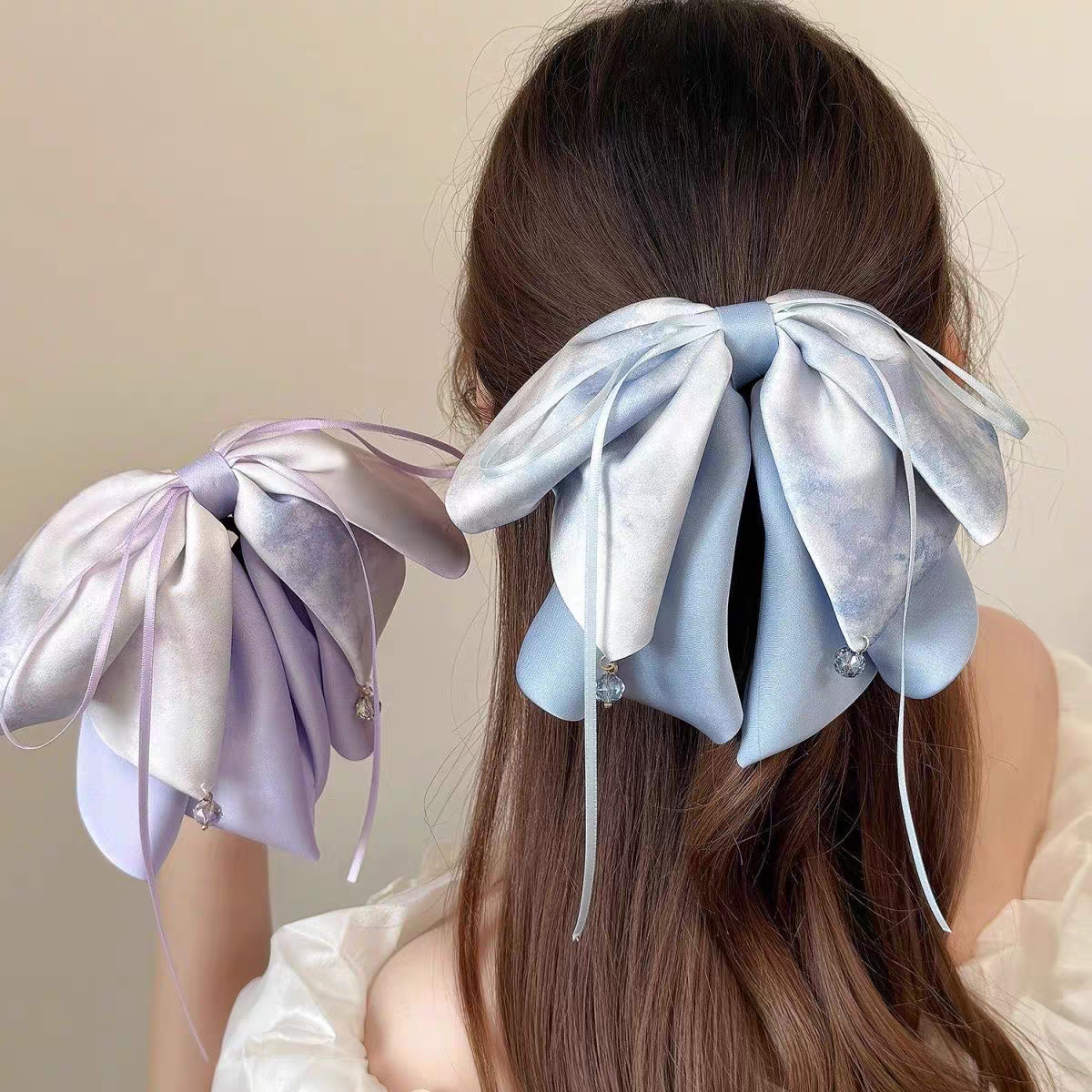 The blue retro semi-tied hair clip exudes a high-end and elegant charm. The multi-layered bow hair clip is a new French style with a strong atmosphere