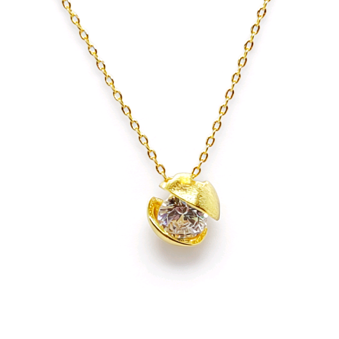 A short and elegant necklace for women with a unique collarbone chain that doesn't fade