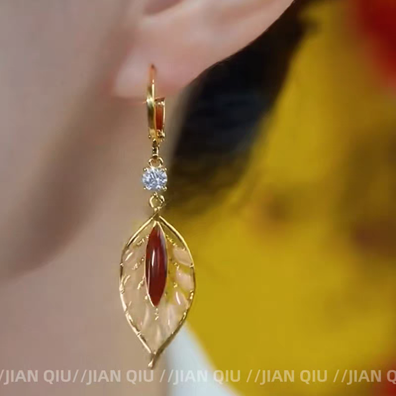 Fashionable red golden branch and jade leaf retro ear buckles, new pure silver needles, high-end Hong Kong-style light luxury earrings and earrings 112