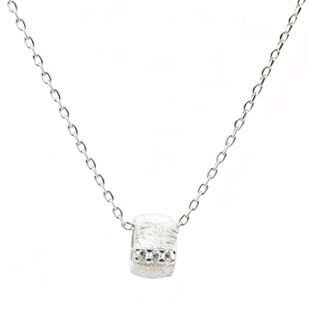 A niche, light luxury brushed white zirconium Lulutong necklace with collarbone chain