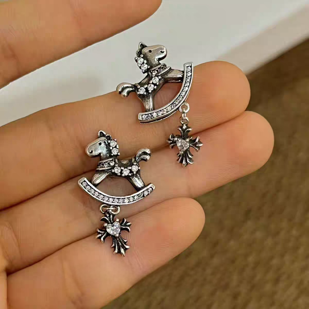 小众设计感感做旧十字架吊坠木马耳环轻奢甜酷个性新款耳钉