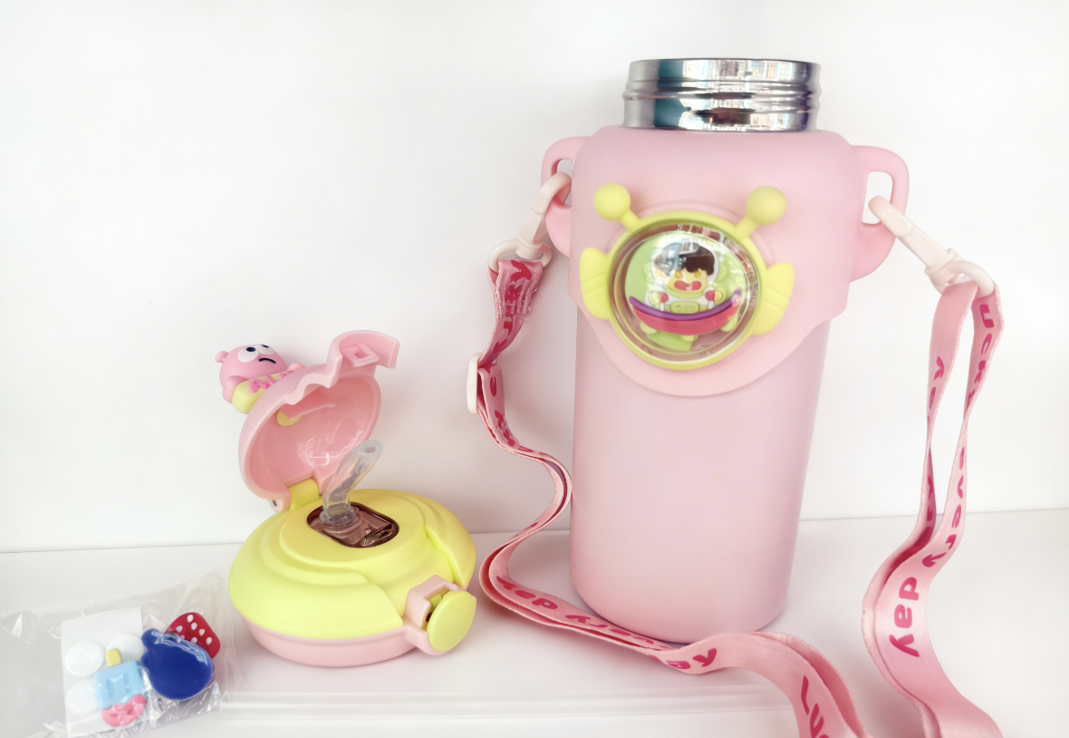Baby student thermos cup, drinking water thermos cup, 580ml three-dimensional leak-proof 316 thermos cup, straw cup, shoulder cup, flying saucer thermos cup, cartoon doll, DIY with stickers detail image 6