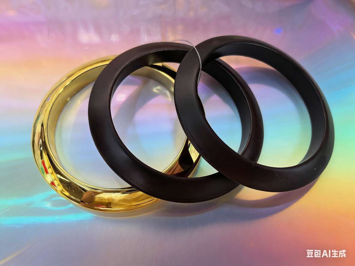 天然温润手镯，质地细腻通透，色泽雅致。上手显白提气质，百搭各类穿搭。寓意平安吉祥，自戴显贵、送礼体面，腕间一抹芳华。