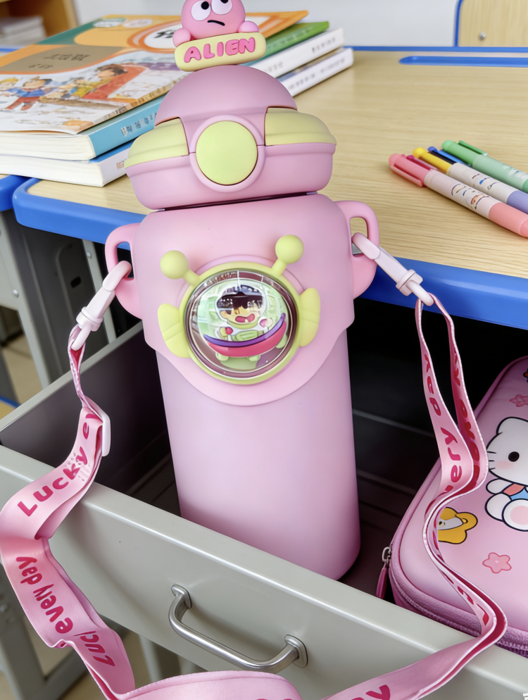 Baby student thermos cup, drinking water thermos cup, 580ml three-dimensional leak-proof 316 thermos cup, straw cup, shoulder cup, flying saucer thermos cup, cartoon doll, DIY with stickers detail image 11