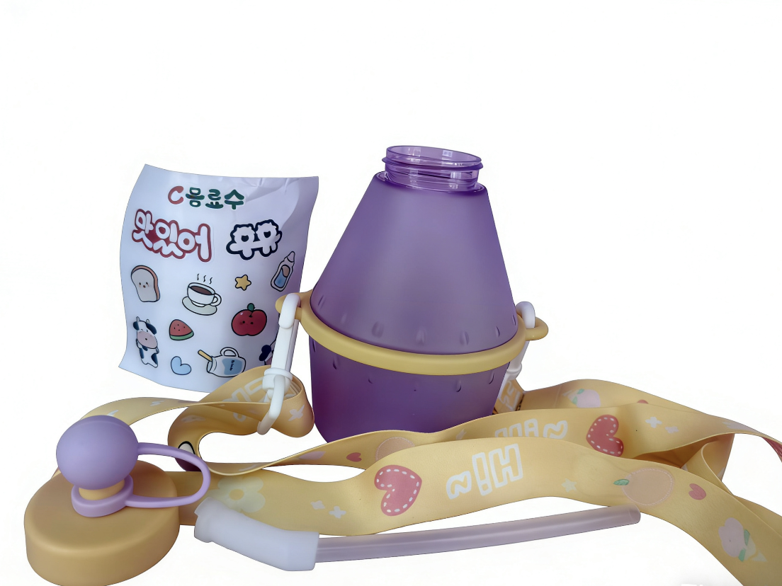 Cartoon diagonal cross children's straw cup, plastic water cup, cute leak-proof portable cup, fruit milk drink cup detail image 3